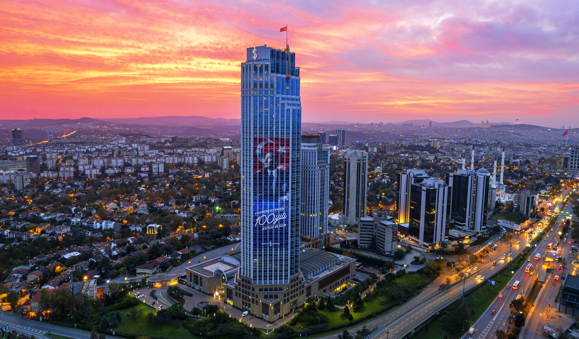 İş Kuleleri'nin gün batımında İstanbul silüeti içindeki görünümü