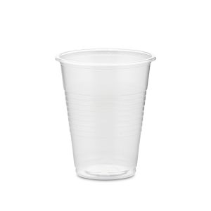 Beyaz fonda şeffaf plastik bardak