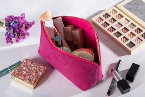 Pembe kozmetik çantası içinde makyaj ürünleri