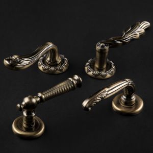 Bronz Armatür ve Metal Aksesuar Ürün Çekimi | Crea IF Koyu fonda bronz renkli armatür parçaları
