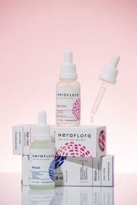 Pembe fonda damlalıklı kozmetik serum şişeleri