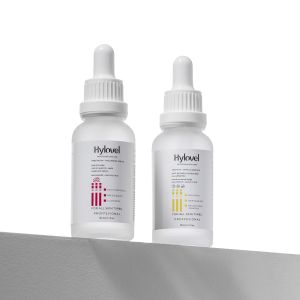 Beyaz fonda iki damlalıklı serum şişesi