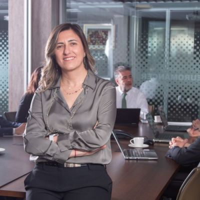 Ofis ortamında kurumsal yönetici fotoğraf çekimi