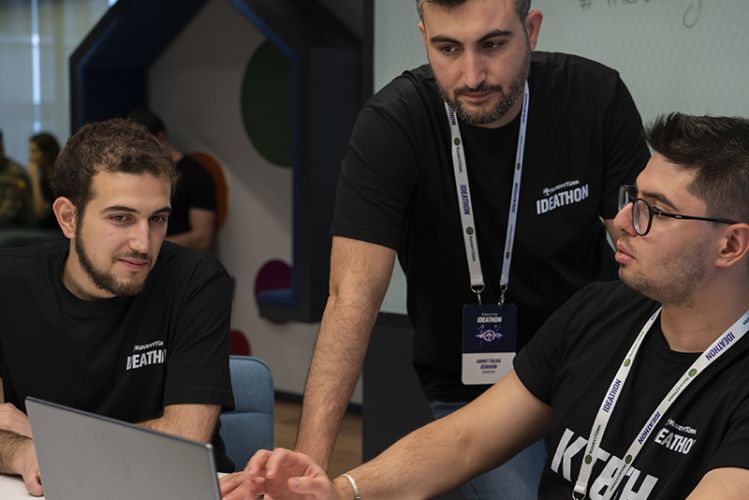 Ideathon katılımcılarının bilgisayar başında proje geliştirme çalışması