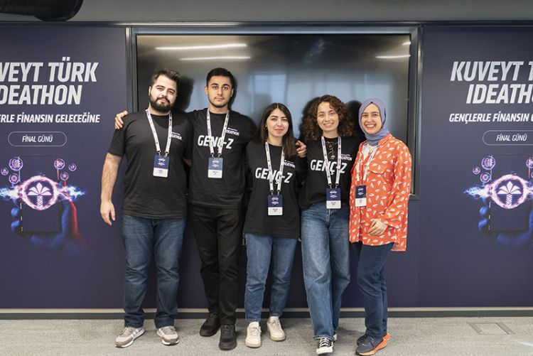Kuveyt Türk Ideathon katılımcılarının etkinlik alanındaki ekip fotoğrafı