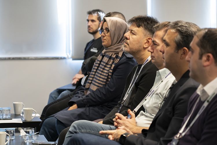 Ideathon sunumlarını izleyen katılımcılar ve jüri üyeleri