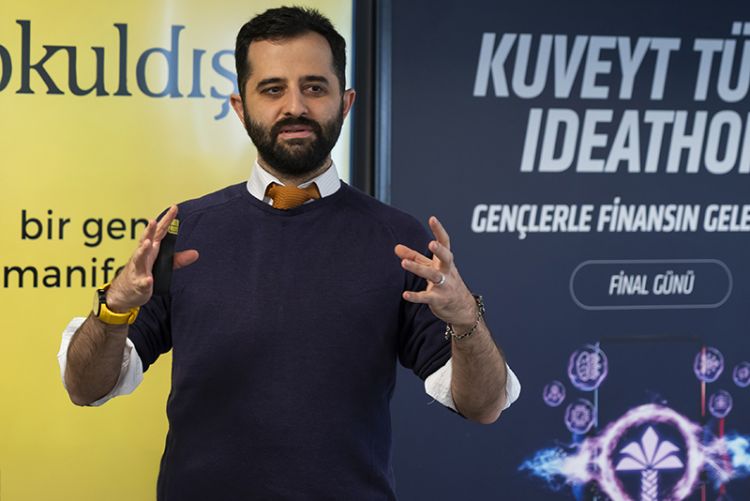 Kuveyt Türk Ideathon sahnesinde sunum Okul Dışı, Yavuz Yiğit