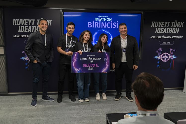 Kuveyt Türk Ideathon yarışmasında ödül alan proje ekibi