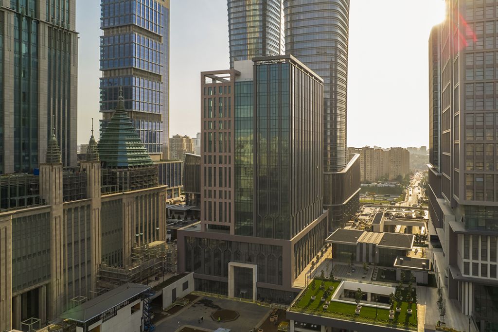 Güneş ışığı altında modern ofis ve yüksek yapılar