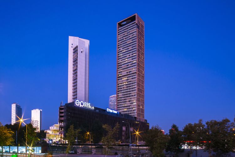 Gece aydınlatılmış iki modern yüksek katlı kule
