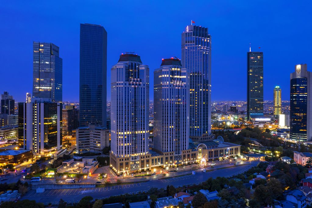 Mavi saatte İstanbul yüksek yapı silueti
