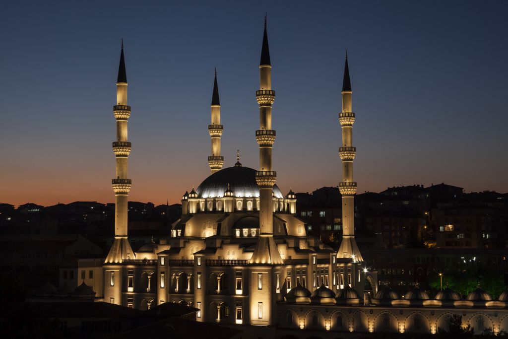 Gece aydınlatması altında büyük ölçekli cami yapısı