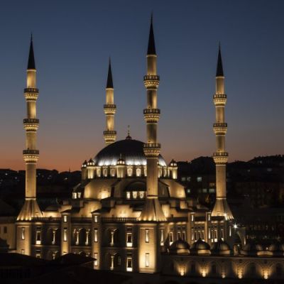 Gece aydınlatması altında büyük ölçekli cami yapısı