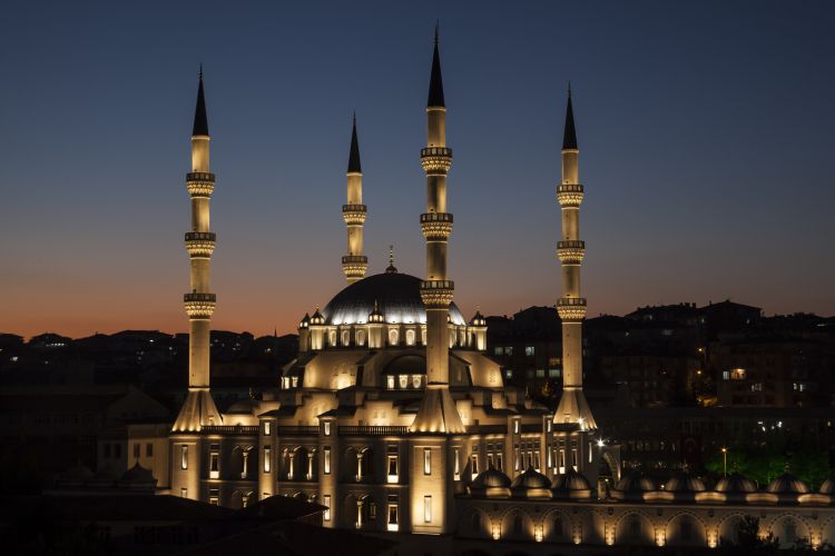 Gece aydınlatması altında büyük ölçekli cami yapısı