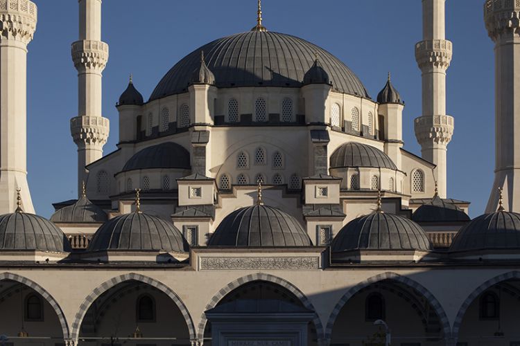 Kırıkkale Merkez Nur Camii ana kubbe, minare ve cephe mimarisi