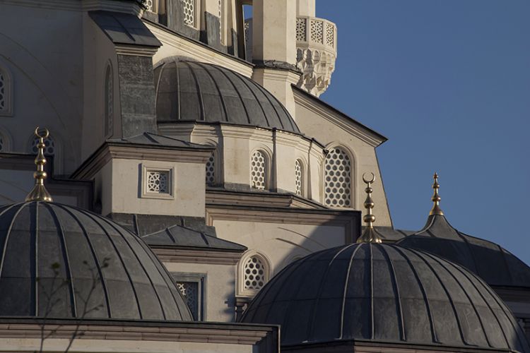 Kırıkkale Nur Camii kubbeleri ve minarelerinin mimari detay fotoğrafı