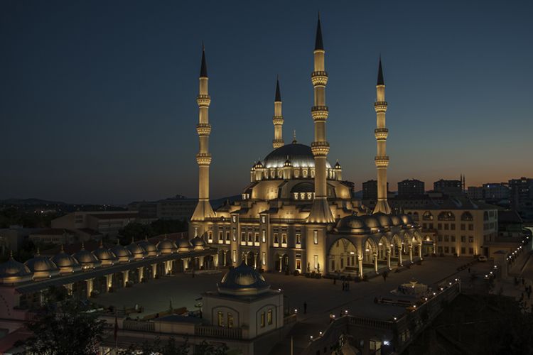 Kırıkkale Merkez Nur Camii mavi saatte mimari aydınlatma ve şehir silueti