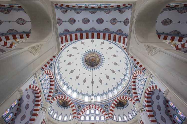 Kırıkkale Merkez Nur Camii iç mekân ana kubbe mimari fotoğrafı