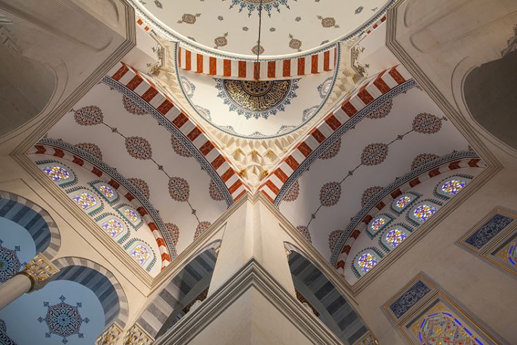 Kırıkkale Nur Camii iç mekân kubbe, kemer ve dekoratif mimari detayları