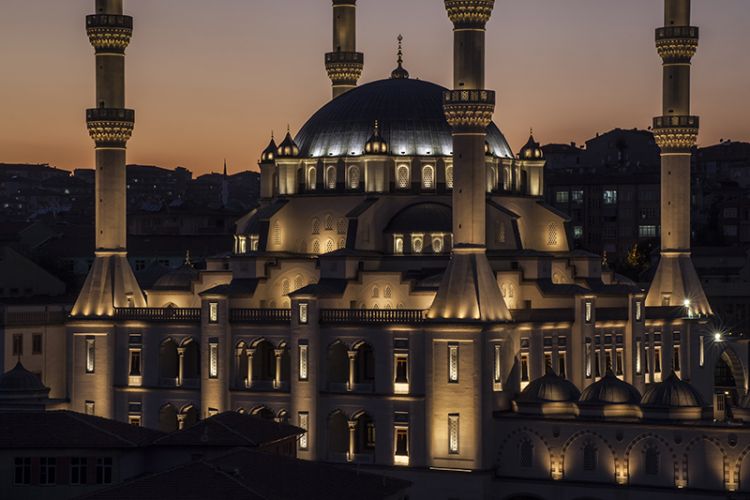 Kırıkkale Merkez Nur Camii gece ana cephe ve minare aydınlatması