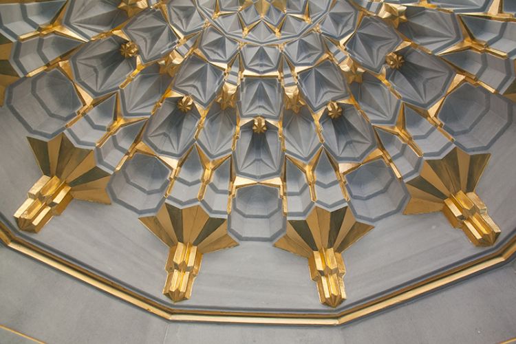 Kırıkkale Nur Camii mukarnas ve altın renkli iç mimari detay fotoğrafı