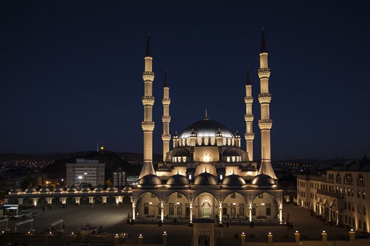Kırıkkale Merkez Nur Camii gece genel görünümü ve mimari aydınlatma fotoğrafı