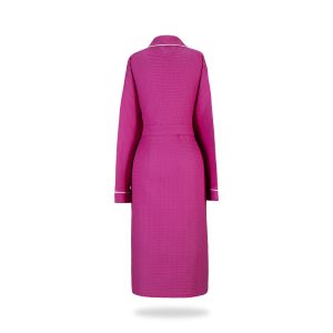 Beyaz fonda arkadan görünen pembe kadın bornozu