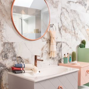 Modern banyo tezgahında tekstil ve dekoratif aksesuarlar
