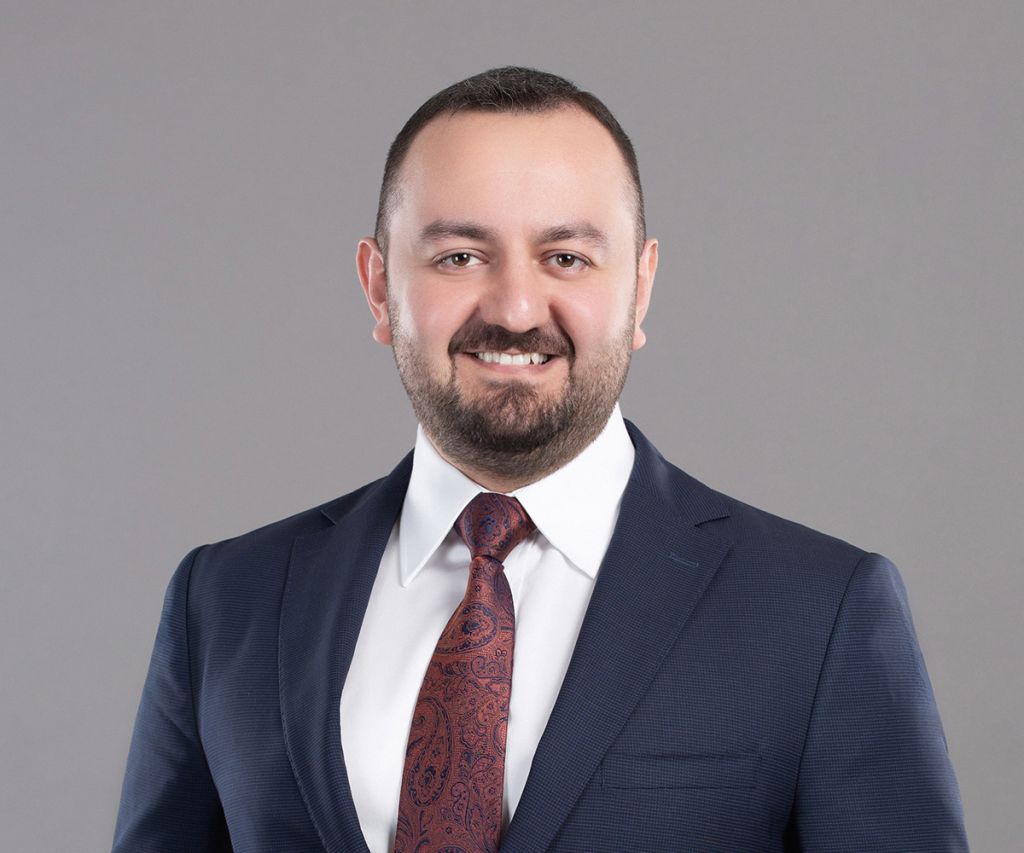 Takım elbiseli erkek yönetici için kurumsal headshot çekimi