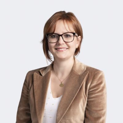 Gözlüklü kadın için profesyonel kurumsal portre fotoğrafı